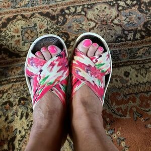 Bzees elastic band colorful pool shoes 7.5